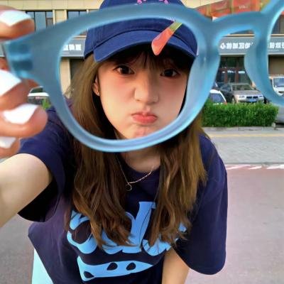 戴脚镣的女孩